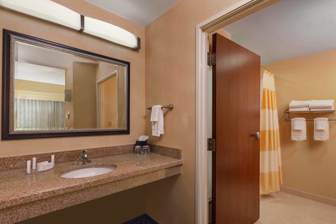 Imagen de la habitación del Hotel Courtyard By Marriott Harrisburg Hershey. Foto 10