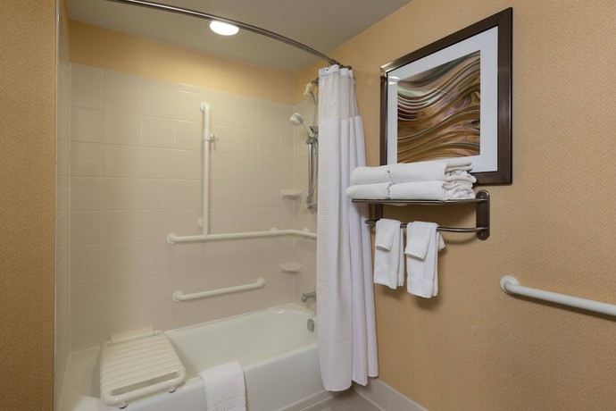 Imagen de la habitación del Hotel Courtyard By Marriott Harrisburg Hershey. Foto 12