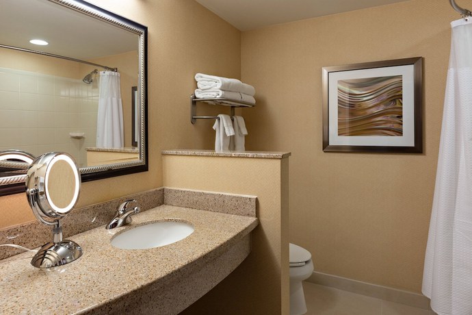 Imagen de la habitación del Hotel Courtyard By Marriott Harrisburg Hershey. Foto 18