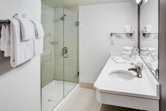 Imagen de la habitación del Hotel Courtyard By Marriott Hartford Cromwell. Foto 8