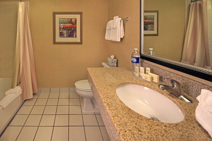 Imagen de la habitación del Hotel Courtyard By Marriott Hartford Cromwell. Foto 11