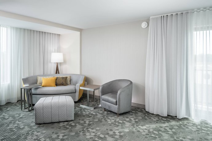 Imagen de la habitación del Hotel Courtyard By Marriott Hilton Head Island. Foto 5