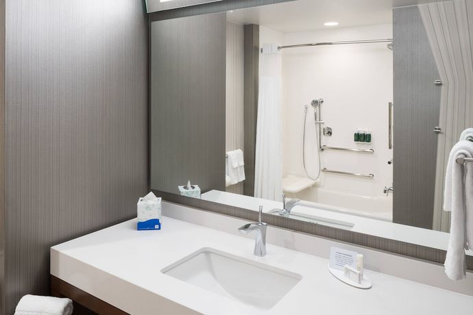 Imagen de la habitación del Hotel Courtyard By Marriott Hilton Head Island. Foto 6