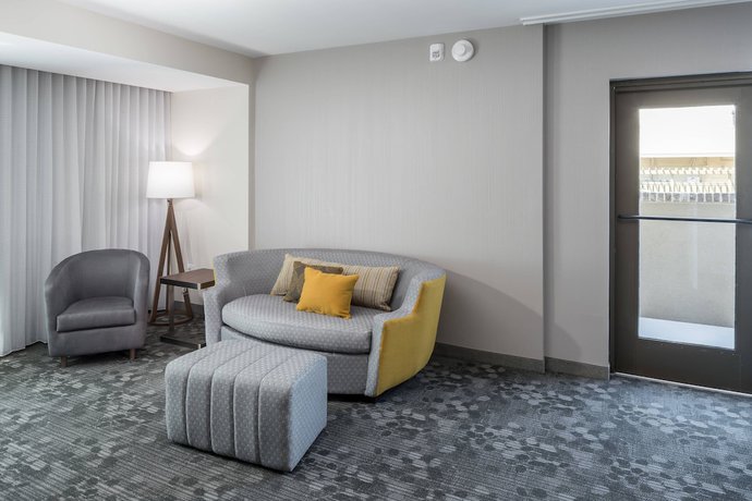 Imagen de la habitación del Hotel Courtyard By Marriott Hilton Head Island. Foto 8