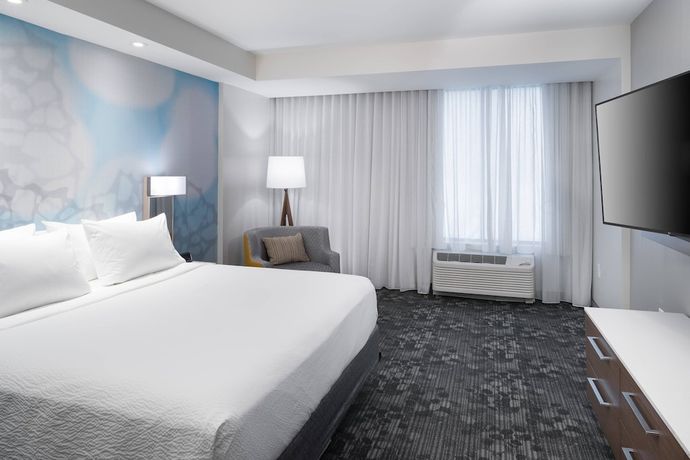 Imagen de la habitación del Hotel Courtyard By Marriott Hilton Head Island. Foto 14