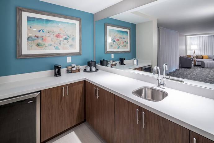 Imagen de la habitación del Hotel Courtyard By Marriott Hilton Head Island. Foto 16