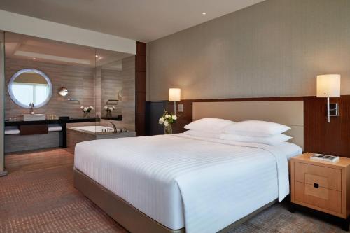 Imagen de la habitación del Hotel Courtyard By Marriott Hong Kong. Foto 20