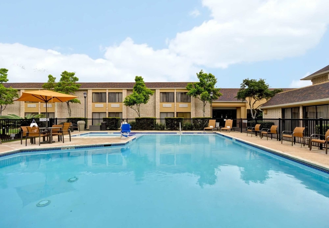 Imagen de la piscina del Hotel Courtyard By Marriott Houston I-10 West/energy Corridor. Foto 14