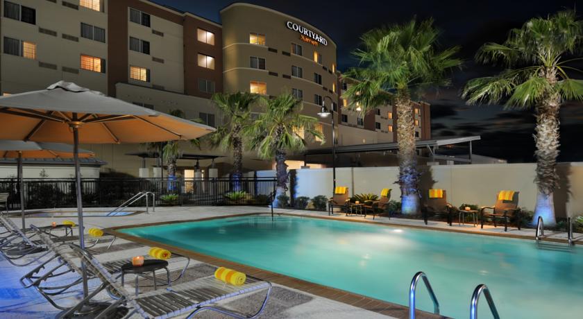 Imagen de la piscina del Hotel Courtyard By Marriott Houston Pearland. Foto 6