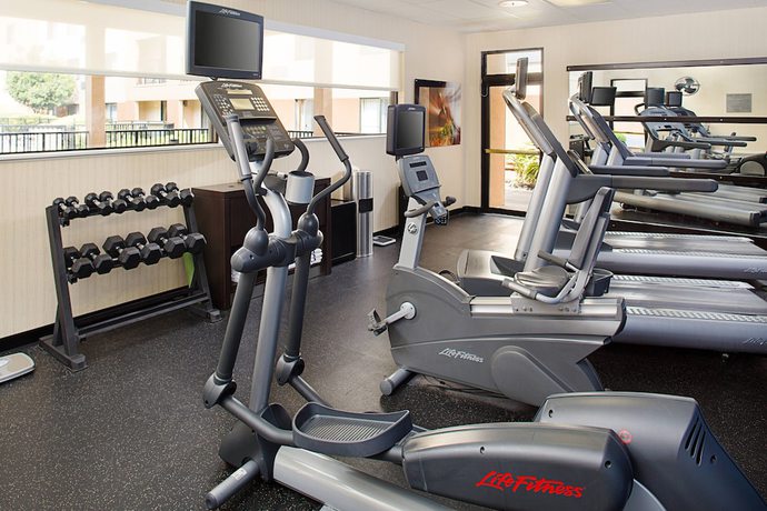 Imagen de los interiores del Hotel Courtyard By Marriott Houston Westchase. Foto 17