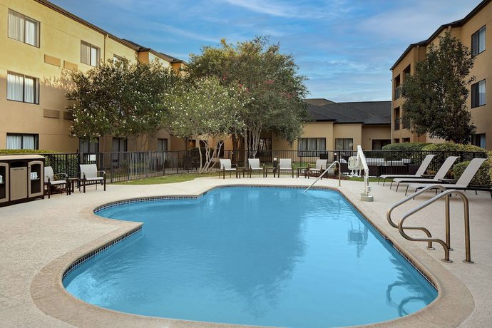 Imagen de los interiores del Hotel Courtyard By Marriott Houston Westchase. Foto 18