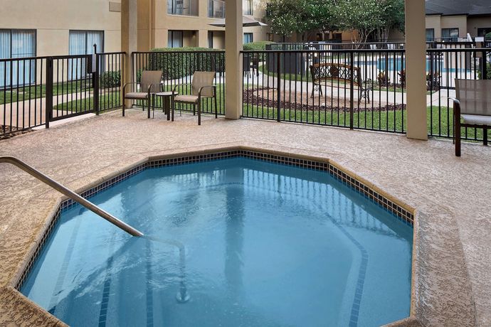 Imagen de los interiores del Hotel Courtyard By Marriott Houston Westchase. Foto 19