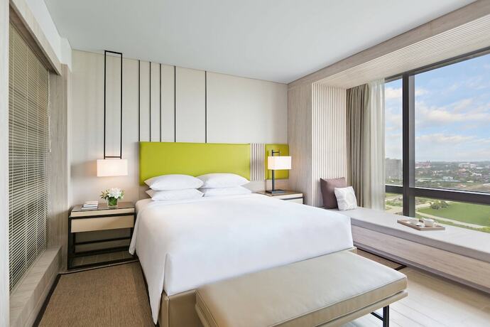 Imagen de la habitación del Hotel Courtyard By Marriott Iloilo. Foto 23