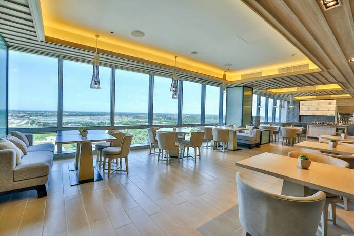 Imagen de la habitación del Hotel Courtyard By Marriott Iloilo. Foto 25