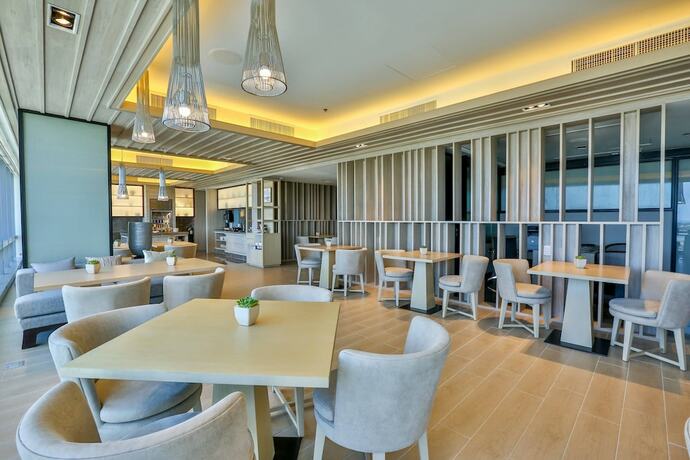 Imagen de la habitación del Hotel Courtyard By Marriott Iloilo. Foto 27
