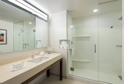 Imagen de la habitación del Hotel Courtyard By Marriott Irvine Spectrum. Foto 8