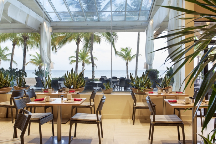 Imagen del bar/restaurante del Hotel Courtyard By Marriott Isla Verde Beach Resort. Foto 9