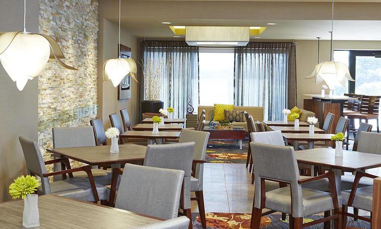 Imagen del bar/restaurante del Hotel Courtyard By Marriott Ithaca Airport/university. Foto 2