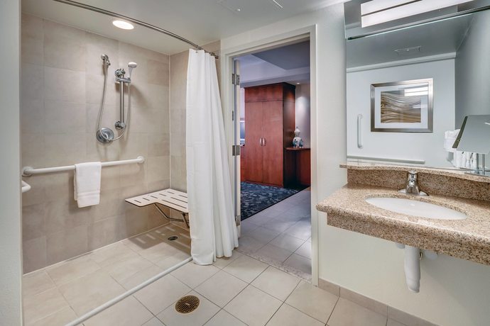 Imagen de la habitación del Hotel Courtyard By Marriott Jacksonville Beach Oceanfront. Foto 6