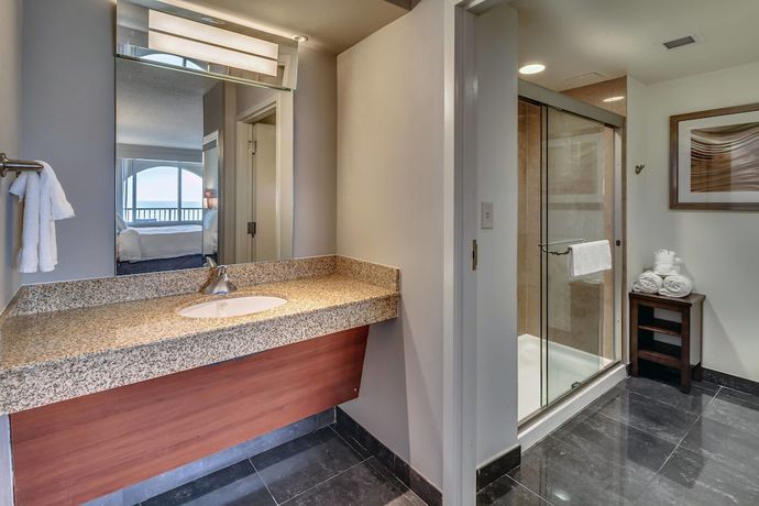 Imagen de la habitación del Hotel Courtyard By Marriott Jacksonville Beach Oceanfront. Foto 9