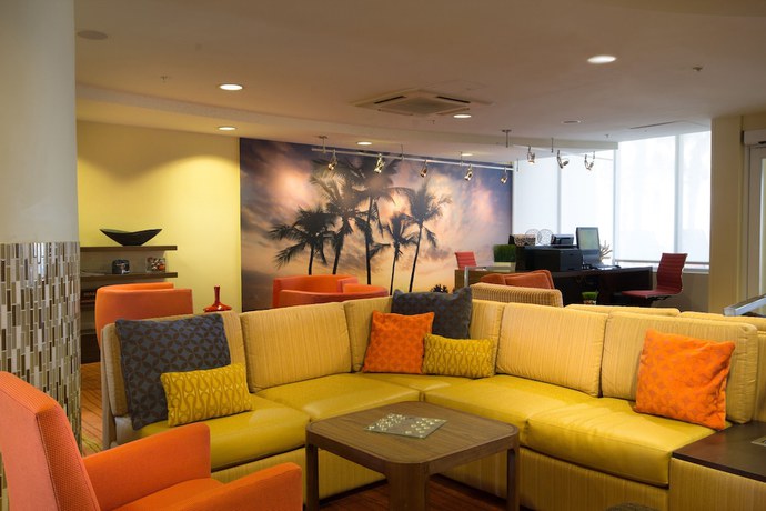 Imagen de los interiores del Hotel Courtyard By Marriott Jacksonville Beach Oceanfront. Foto 19
