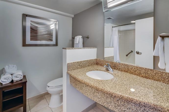 Imagen de la habitación del Hotel Courtyard By Marriott Jacksonville Beach Oceanfront. Foto 12
