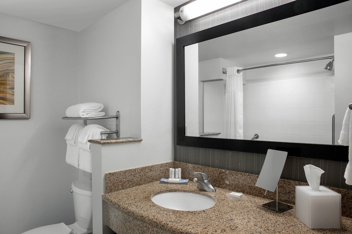 Imagen de la habitación del Hotel Courtyard By Marriott Jacksonville I-295/east Beltway. Foto 10