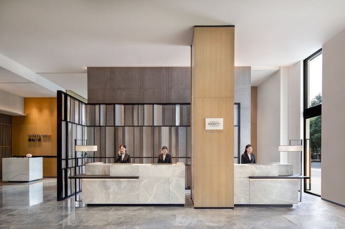 Imagen de los interiores del Hotel Courtyard By Marriott Jiangyin. Foto 16