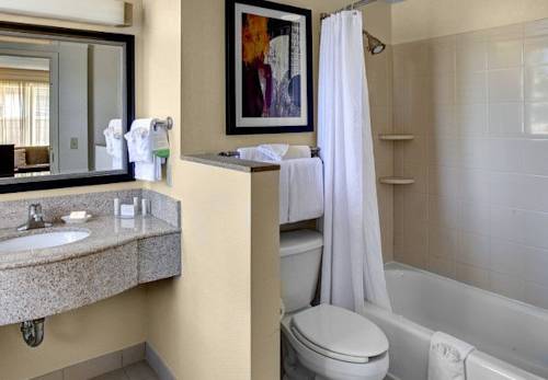 Imagen de la habitación del Hotel Courtyard By Marriott Kansas City Country Club Plaza. Foto 9