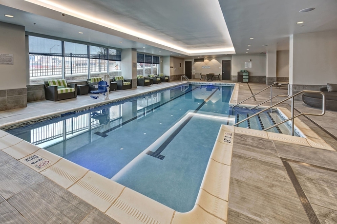 Imagen de la piscina del Hotel Courtyard By Marriott Kansas City Downtown/convention Center. Foto 19