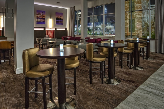 Imagen del bar/restaurante del Hotel Courtyard By Marriott Kansas City Downtown/convention Center. Foto 8