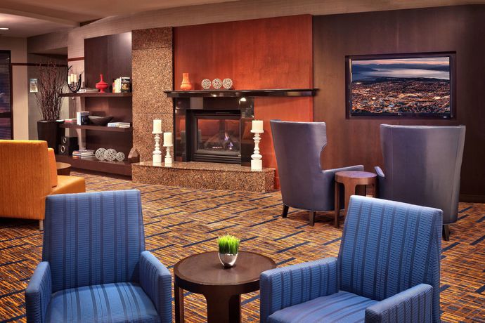 Imagen de los interiores del Hotel Courtyard By Marriott Kansas City Shawnee. Foto 9