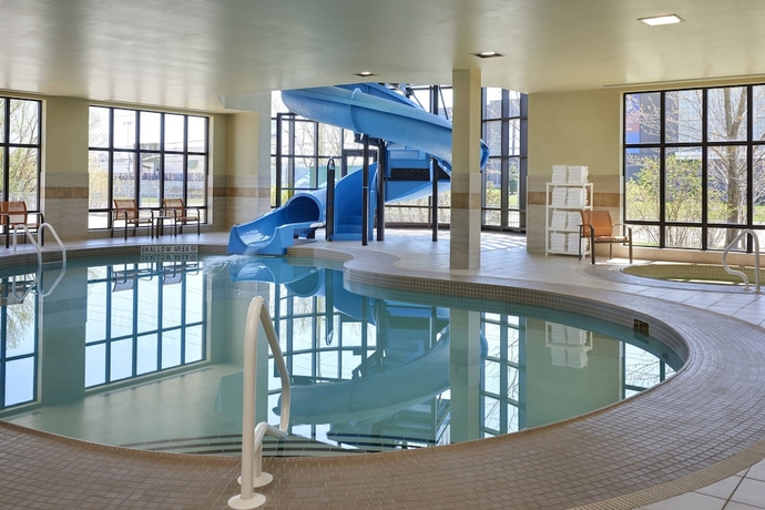 Imagen de la piscina del Hotel Courtyard By Marriott Kingston Highway 401/division Street. Foto 19