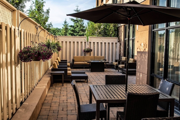 Imagen de los interiores del Hotel Courtyard By Marriott Kingston Highway 401/division Street. Foto 16