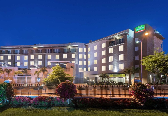 Imagen de los exteriores del Hotel Courtyard By Marriott Kingston, Jamaica. Foto 10