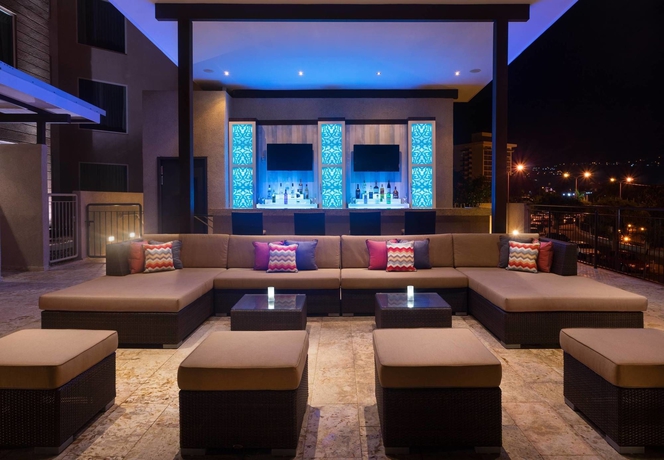 Imagen del bar/restaurante del Hotel Courtyard By Marriott Kingston, Jamaica. Foto 2