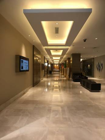 Imagen de los interiores del Hotel Courtyard By Marriott Kunshan. Foto 20