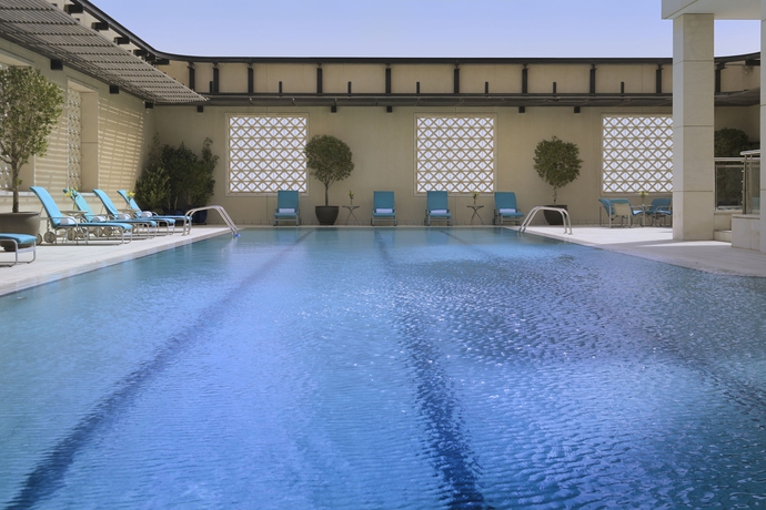 Imagen de la piscina del Hotel Courtyard By Marriott Kuwait City. Foto 15