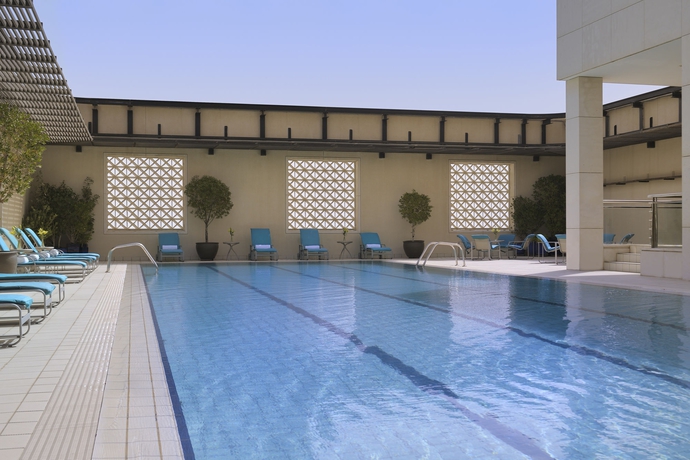 Imagen de la piscina del Hotel Courtyard By Marriott Kuwait City. Foto 16
