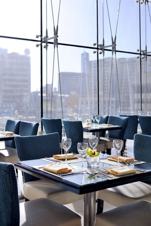 Imagen del bar/restaurante del Hotel Courtyard By Marriott Kuwait City. Foto 3