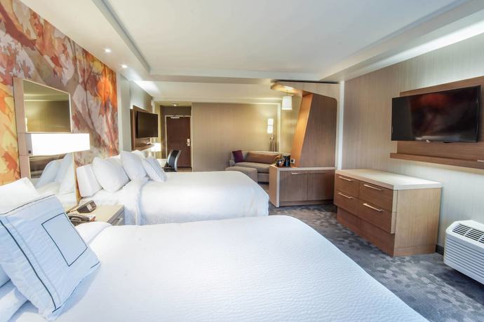 Imagen de la habitación del Hotel Courtyard By Marriott Lenox Berkshires. Foto 4