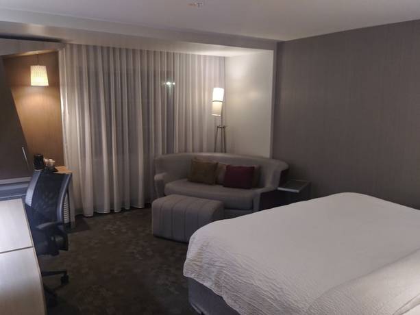 Imagen de la habitación del Hotel Courtyard By Marriott Lenox Berkshires. Foto 7