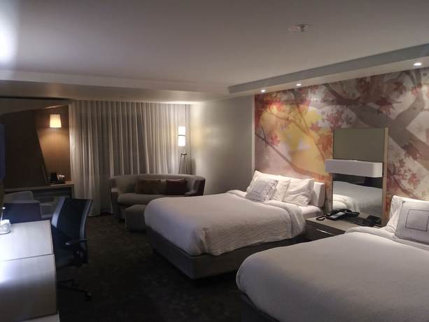 Imagen de la habitación del Hotel Courtyard By Marriott Lenox Berkshires. Foto 14