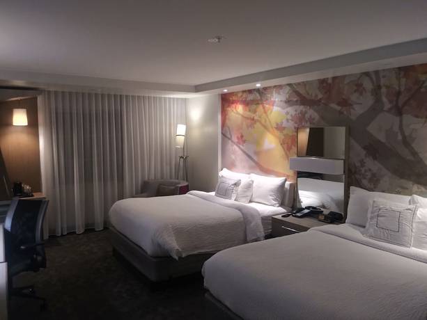 Imagen de la habitación del Hotel Courtyard By Marriott Lenox Berkshires. Foto 15