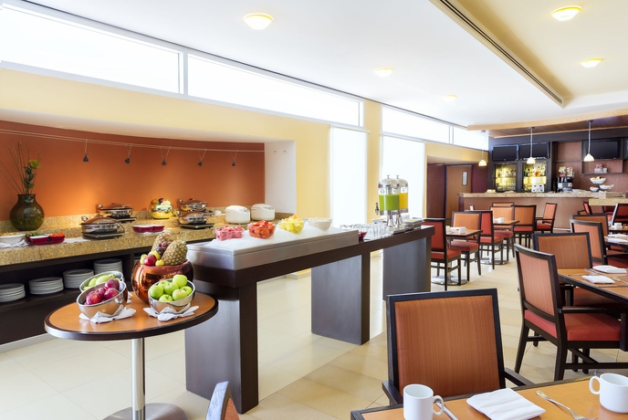 Imagen del bar/restaurante del Hotel Courtyard By Marriott Leon At The Poliforum. Foto 3
