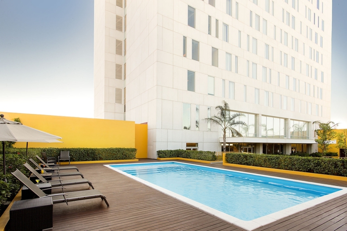 Imagen de la piscina del Hotel Courtyard By Marriott Leon At The Poliforum. Foto 16