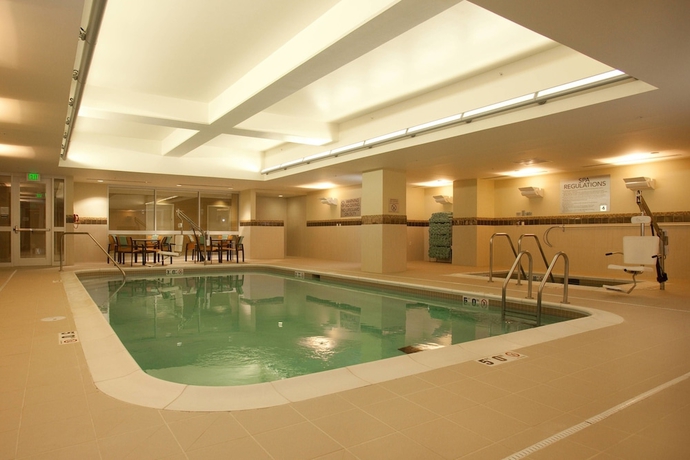 Imagen de la piscina del Hotel Courtyard By Marriott Lincoln Downtown. Foto 19