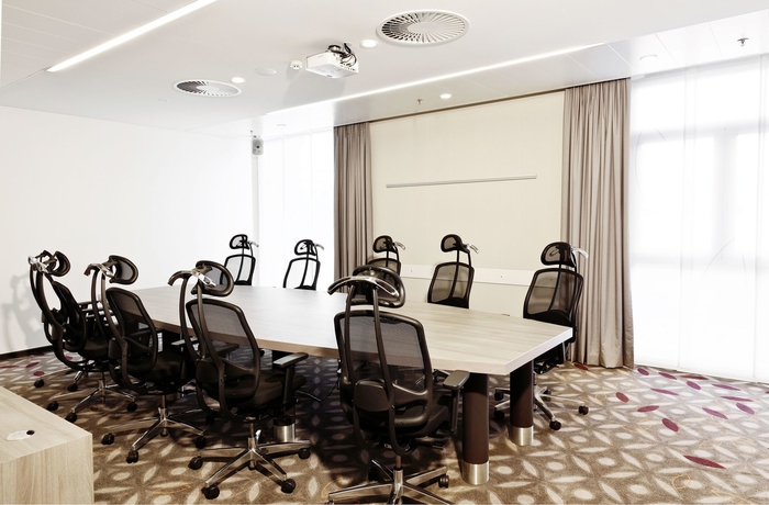 Imagen de los interiores del Hotel Courtyard By Marriott Linz. Foto 9