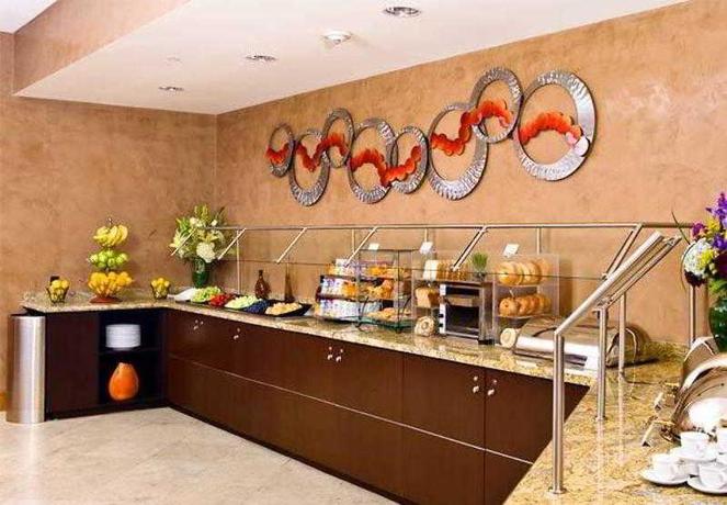 Imagen del bar/restaurante del Hotel Courtyard By Marriott - Logan Airport. Foto 6