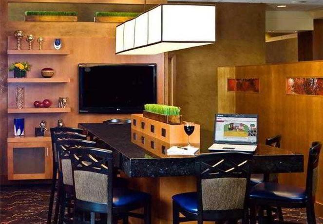 Imagen del bar/restaurante del Hotel Courtyard By Marriott - Logan Airport. Foto 7